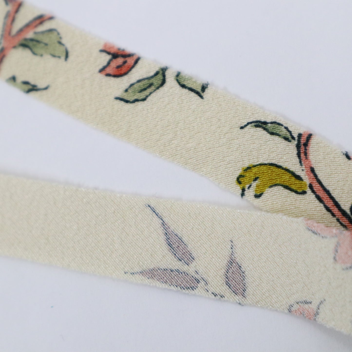 White crepe with floral pattern (Y02005044)