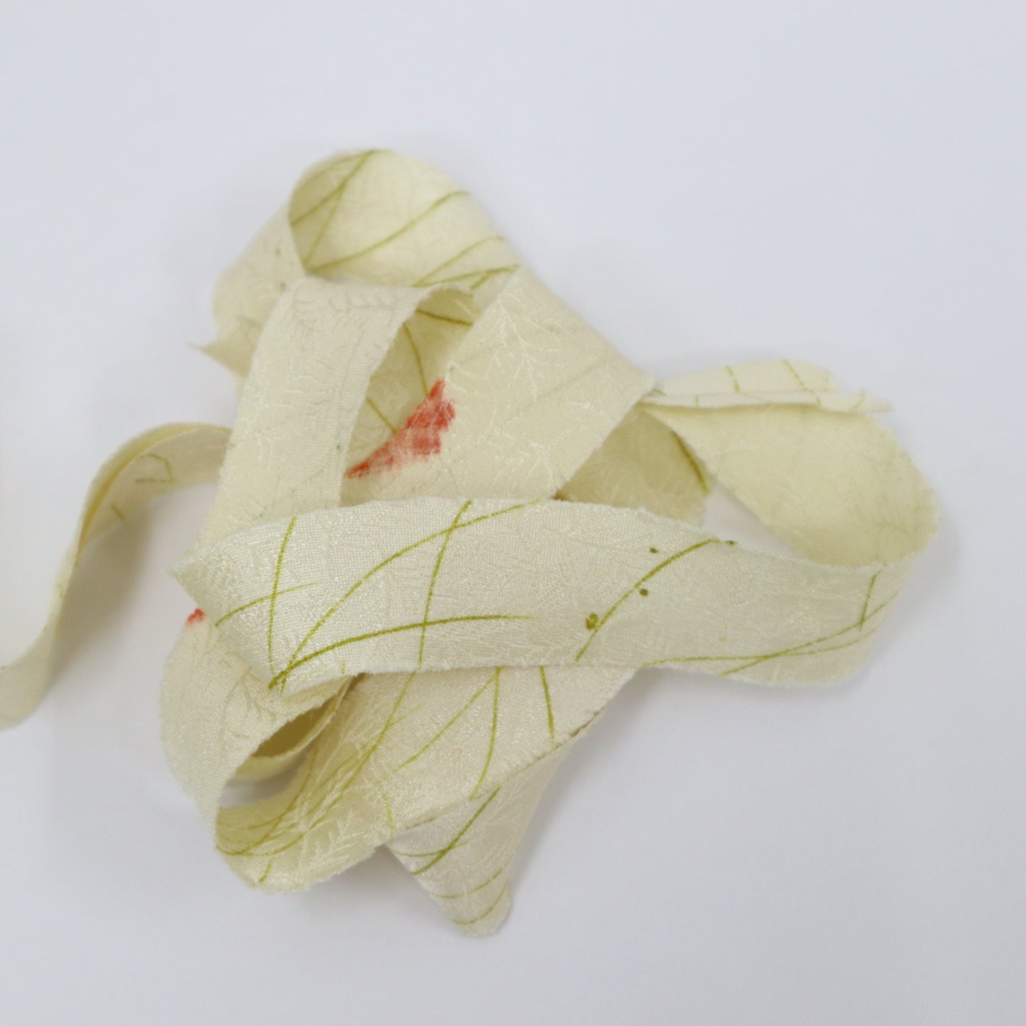 Natural silk with a red and yellow-green rainy season grass pattern (Y02410028)