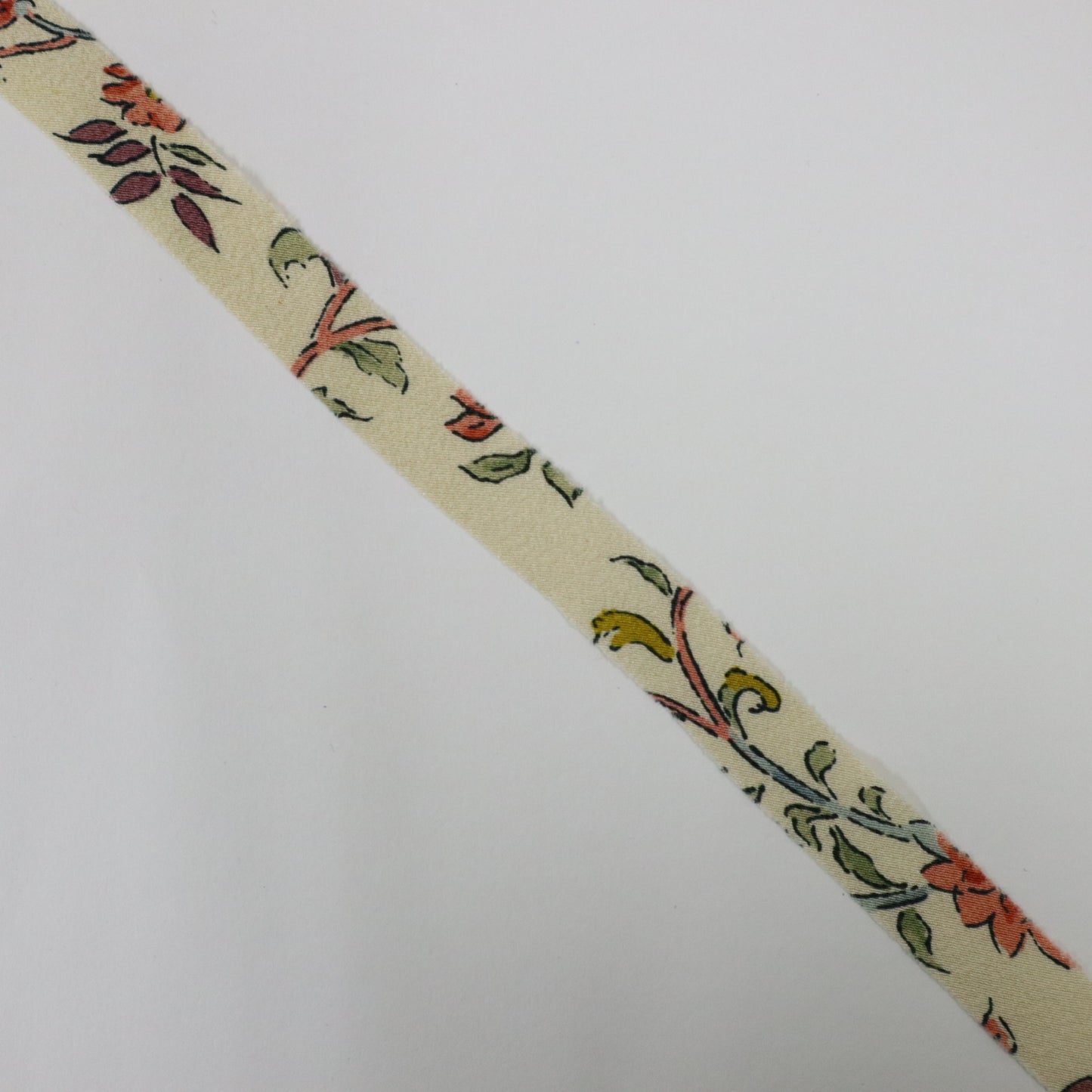 White crepe with floral pattern (Y02005044)