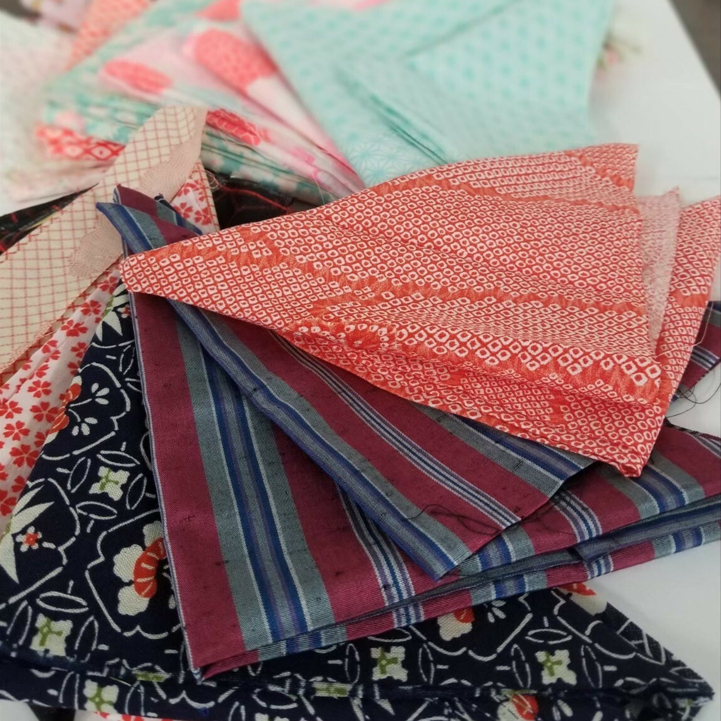 [Kimono scrap fabric set] Letter pack full of 50 types of scrap fabric