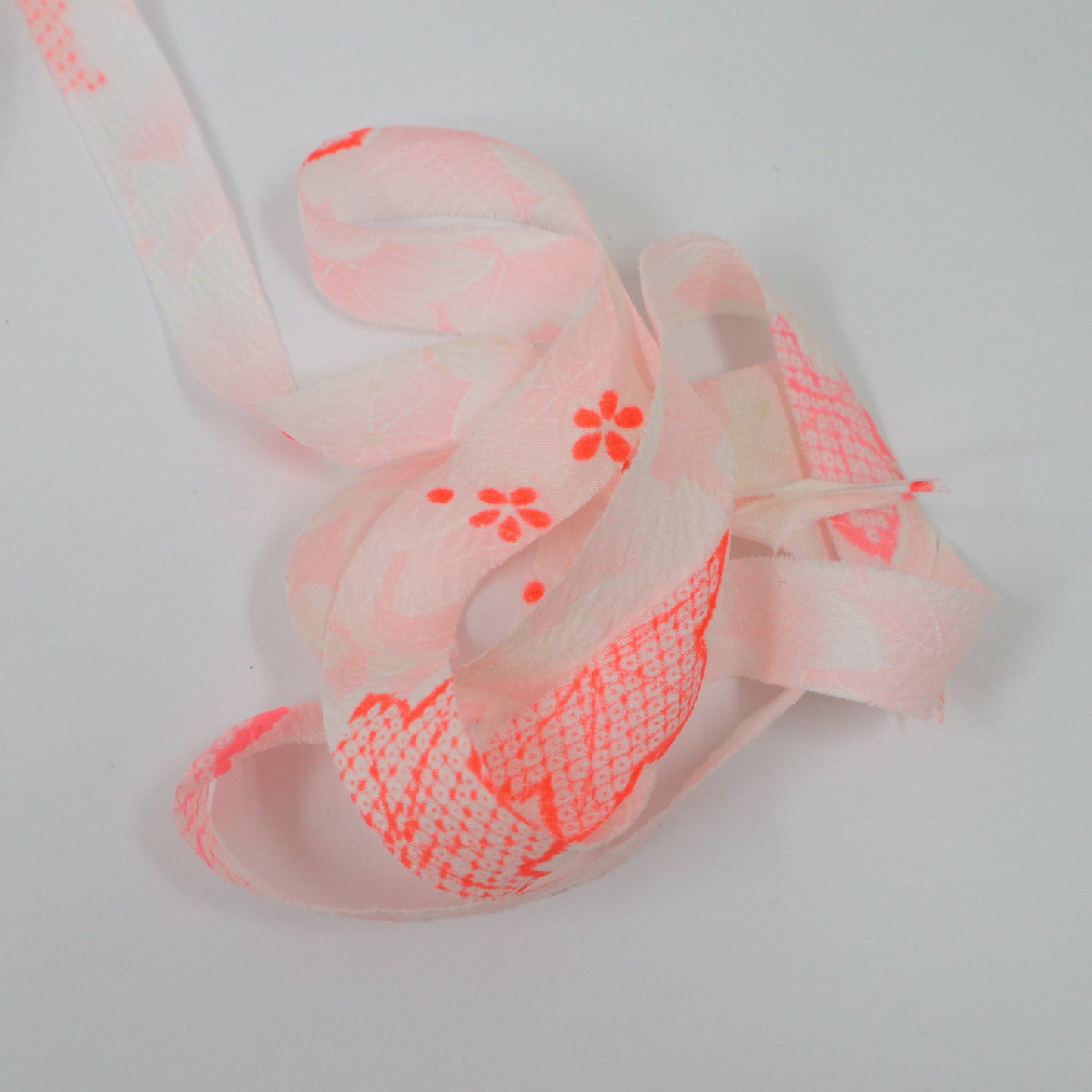 Fluorescent pink dappled flower (Y00000905)