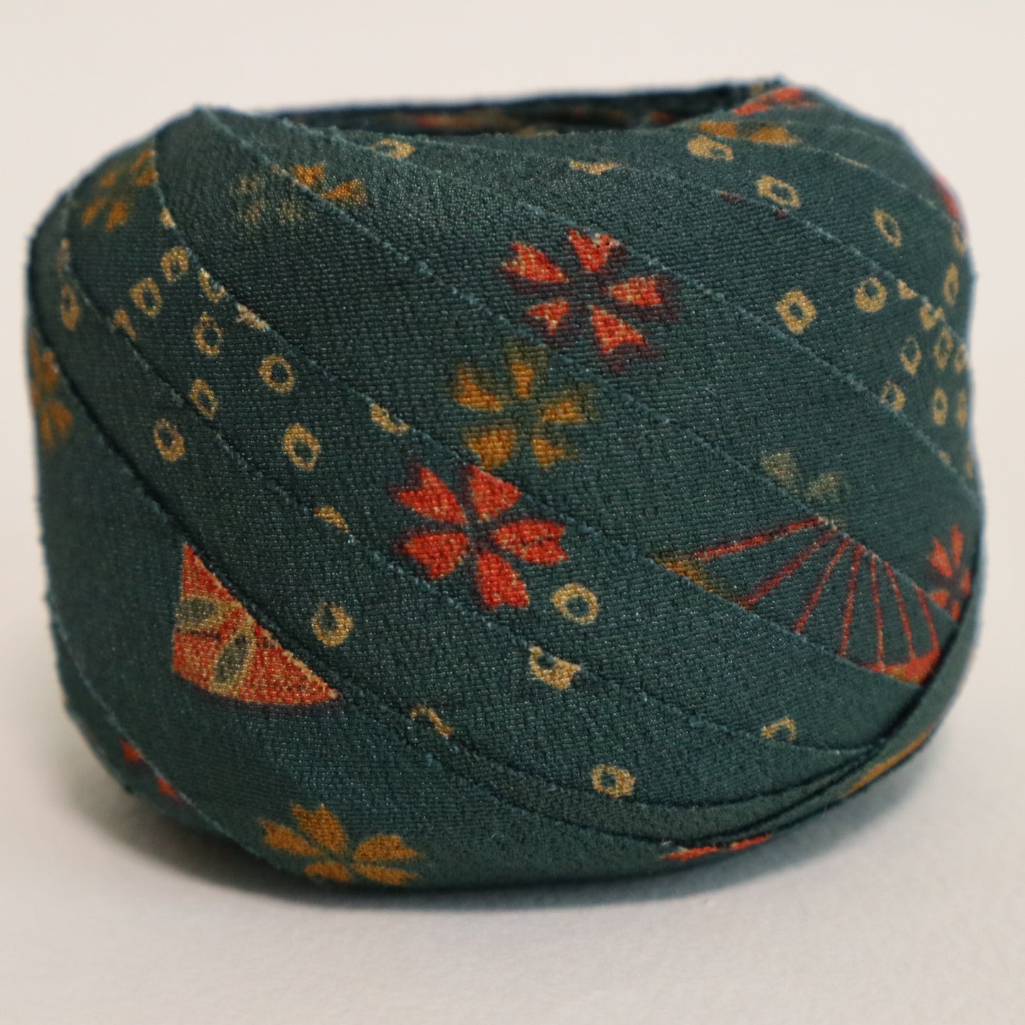 深緑に赤や黄色の小花模様・縮緬　(Y02605008）