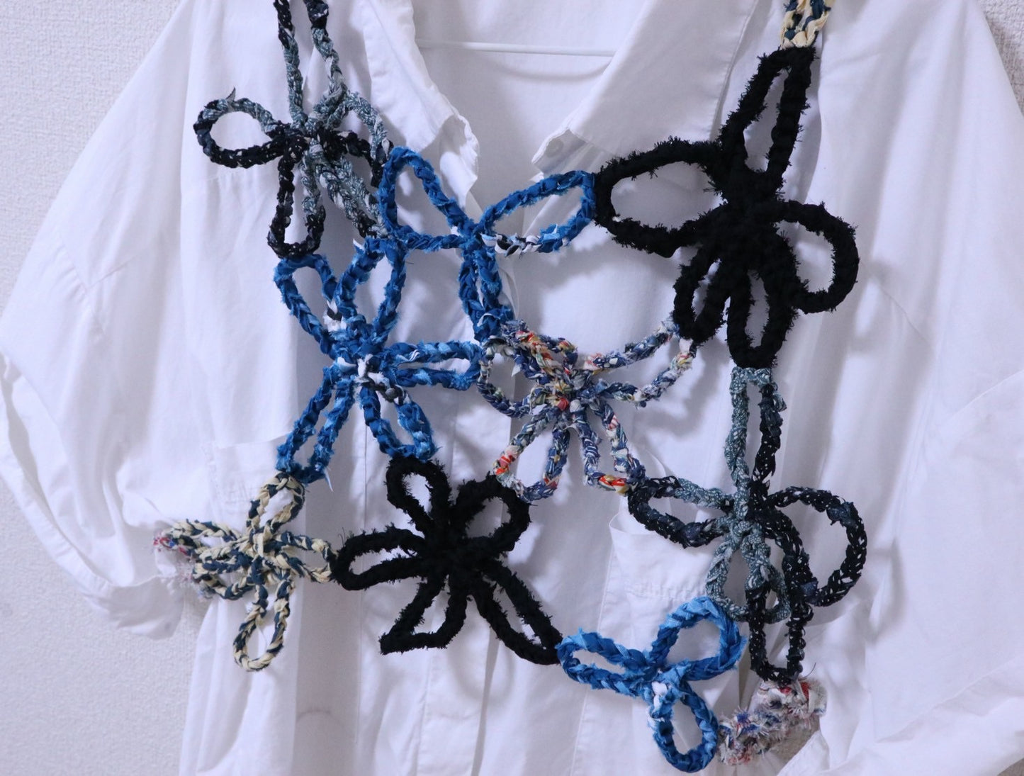 [Kit] Loosely fitting short floral motif bustier in blue and black