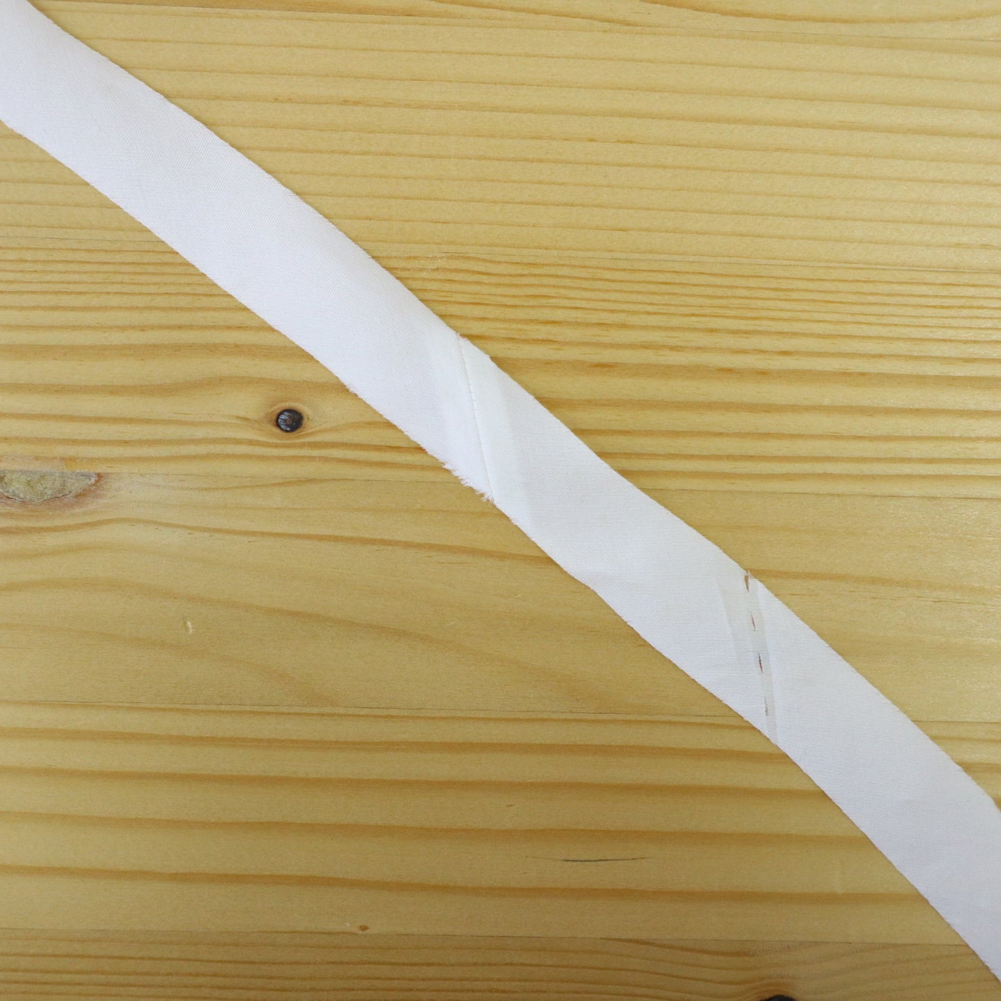 Plain white synthetic fabric (Y03000012)