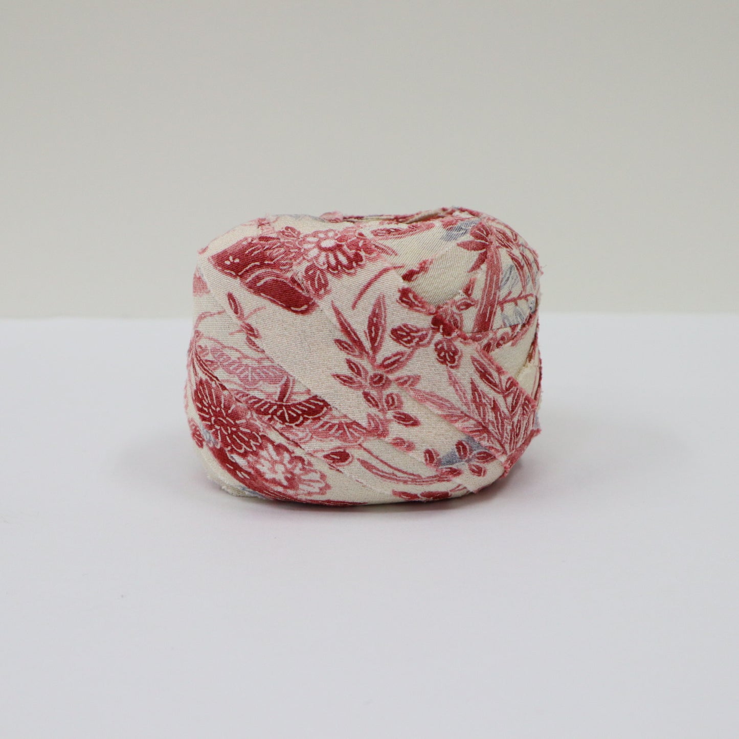 Pink floral pattern on white background (Y02009095)