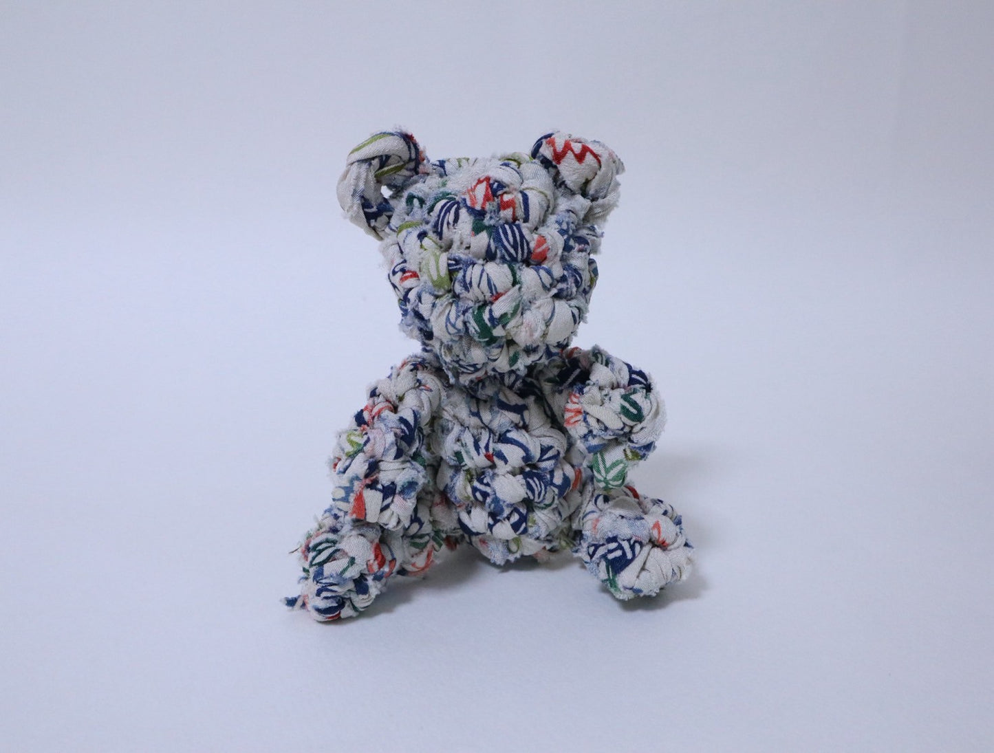 [Recommended yarn for bears] 30m ball / White background with blue, green, and red spring and autumn floral pattern, pure silk