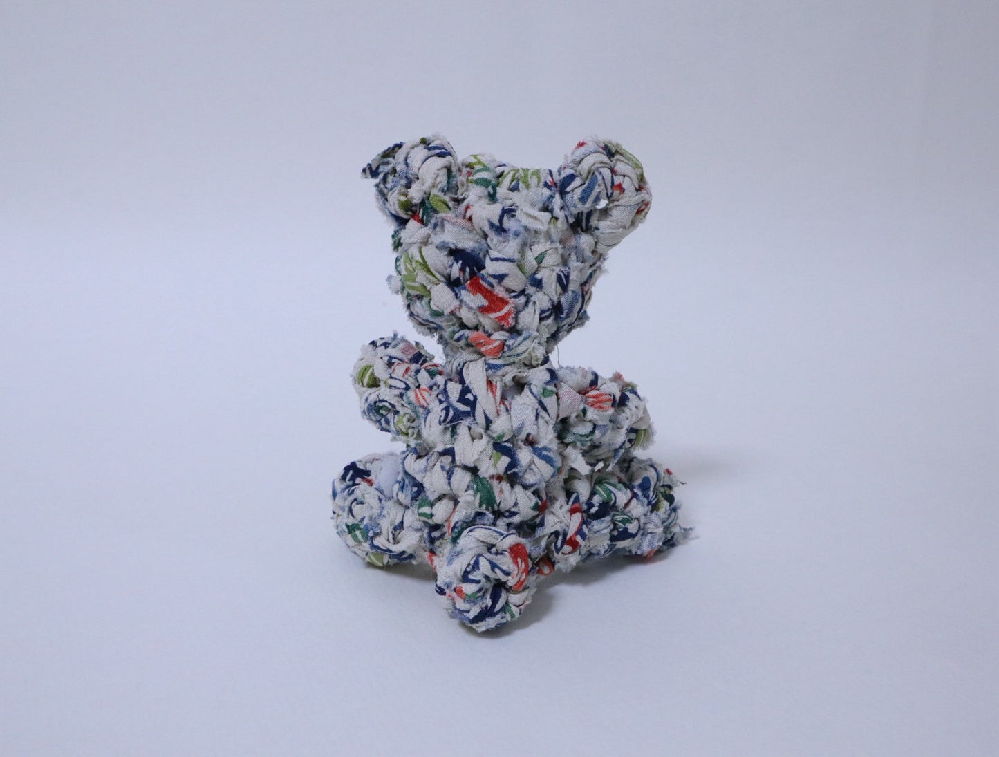 [Recommended yarn for bears] 30m ball / White background with blue, green, and red spring and autumn floral pattern, pure silk