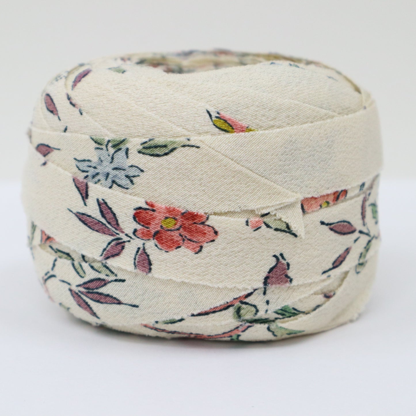 White crepe with floral pattern (Y02005044)