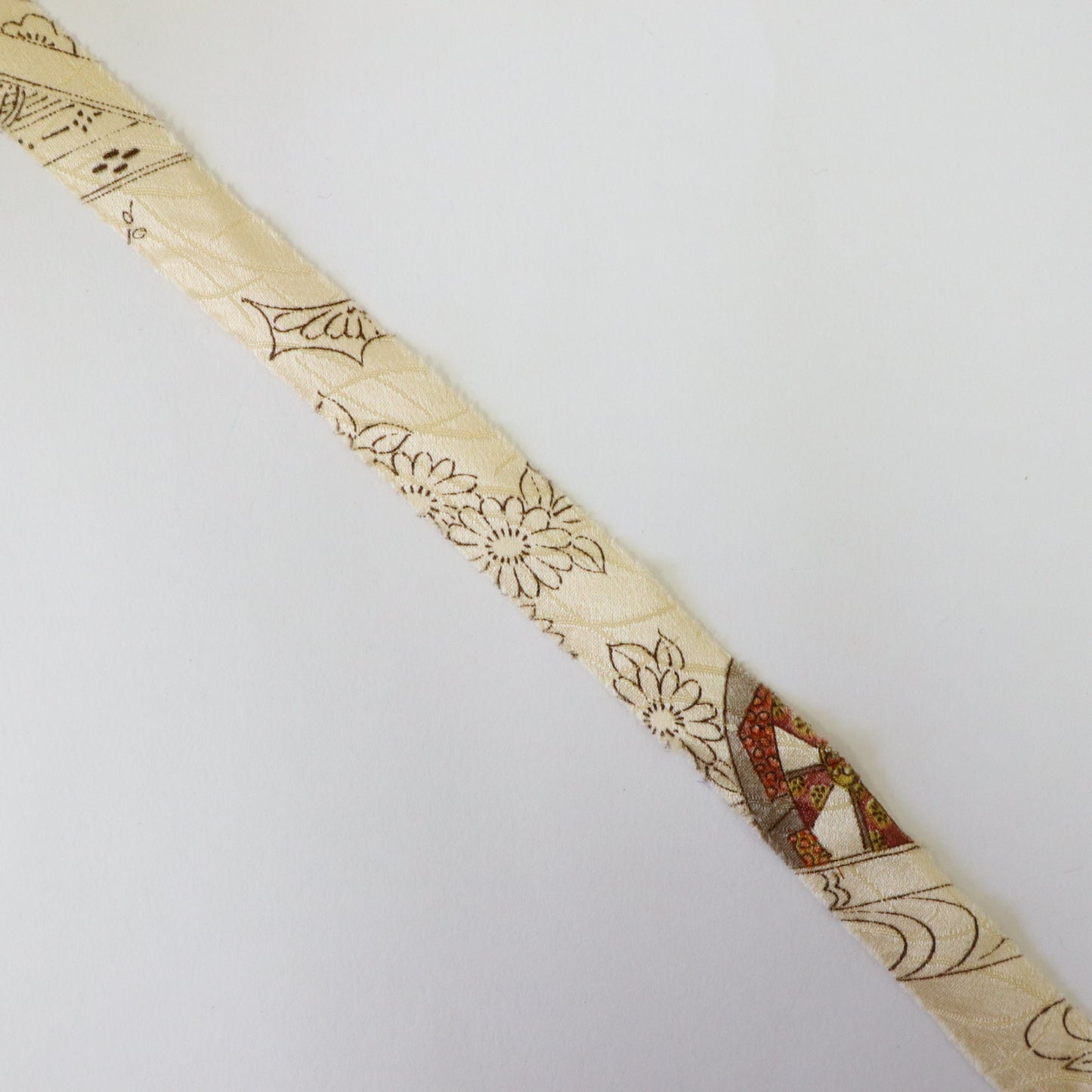 White Mansion with Floral Pattern (Y02206015)