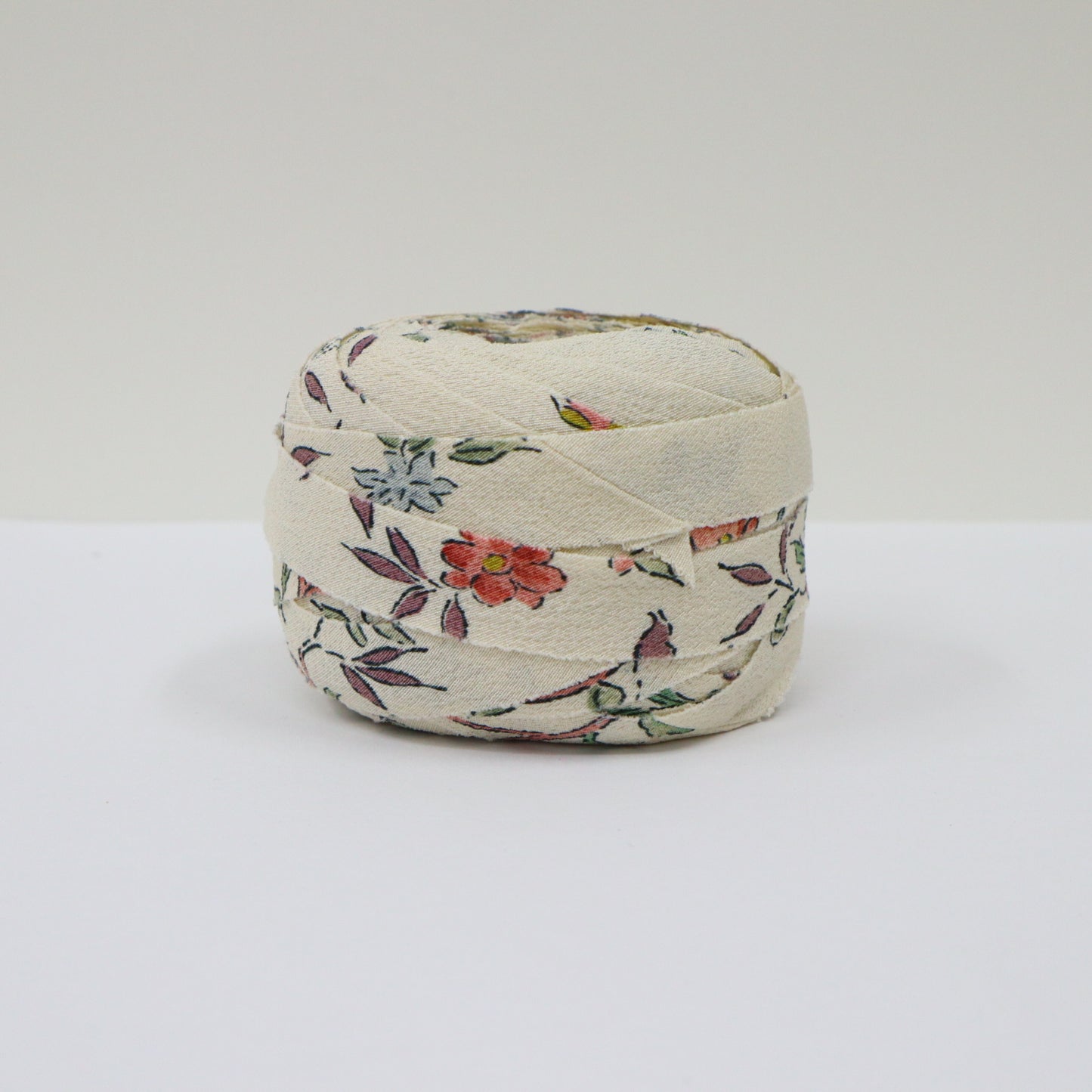 White crepe with floral pattern (Y02005044)