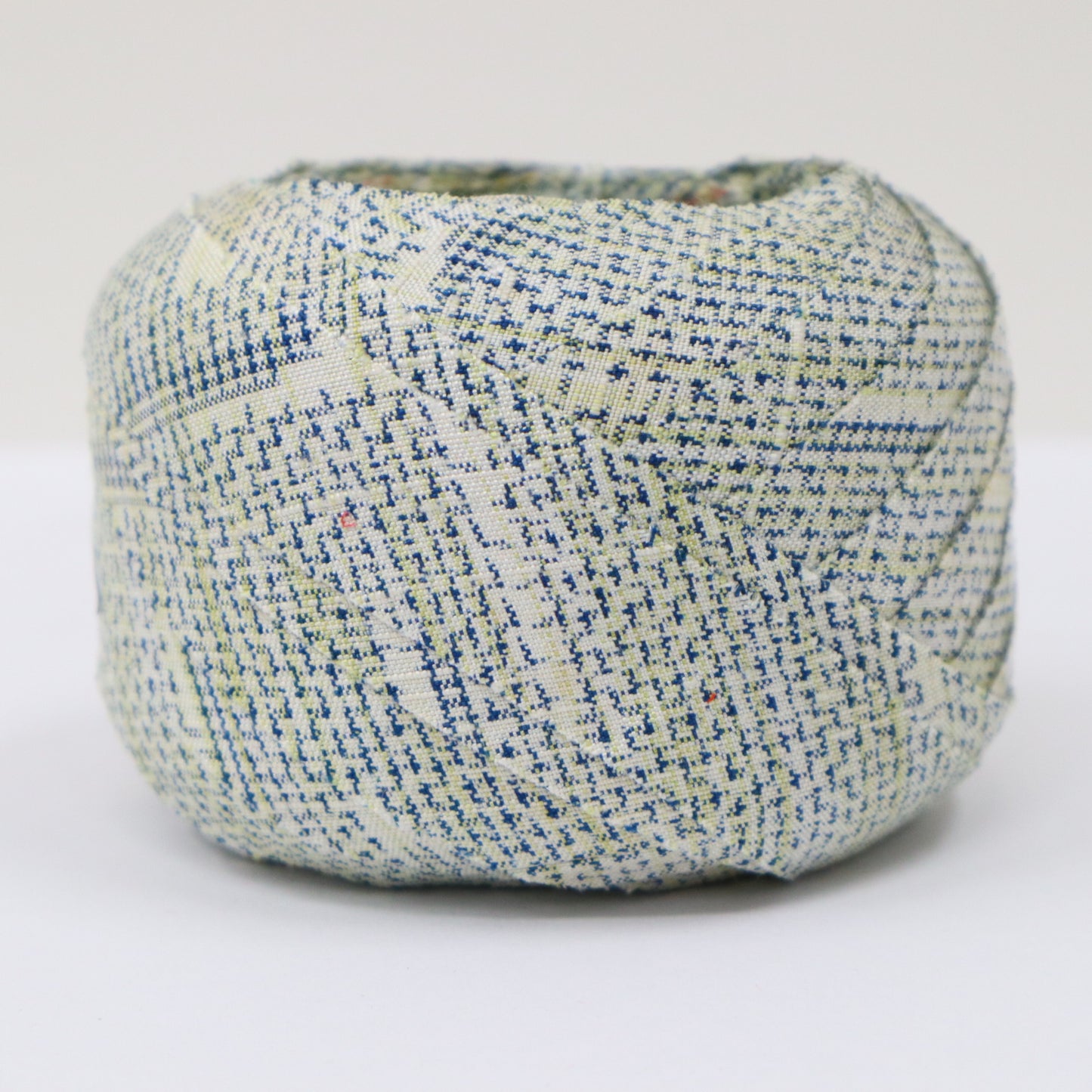 Navy blue and yellow mosquito kasuri pattern on a white background (Y02408010)