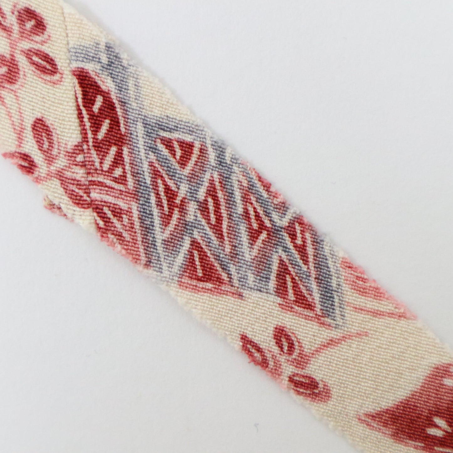 Pink floral pattern on white background (Y02009095)