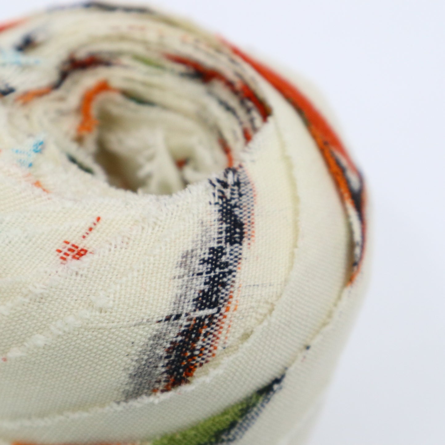 White wool orange red black yellow green (Y02305008)