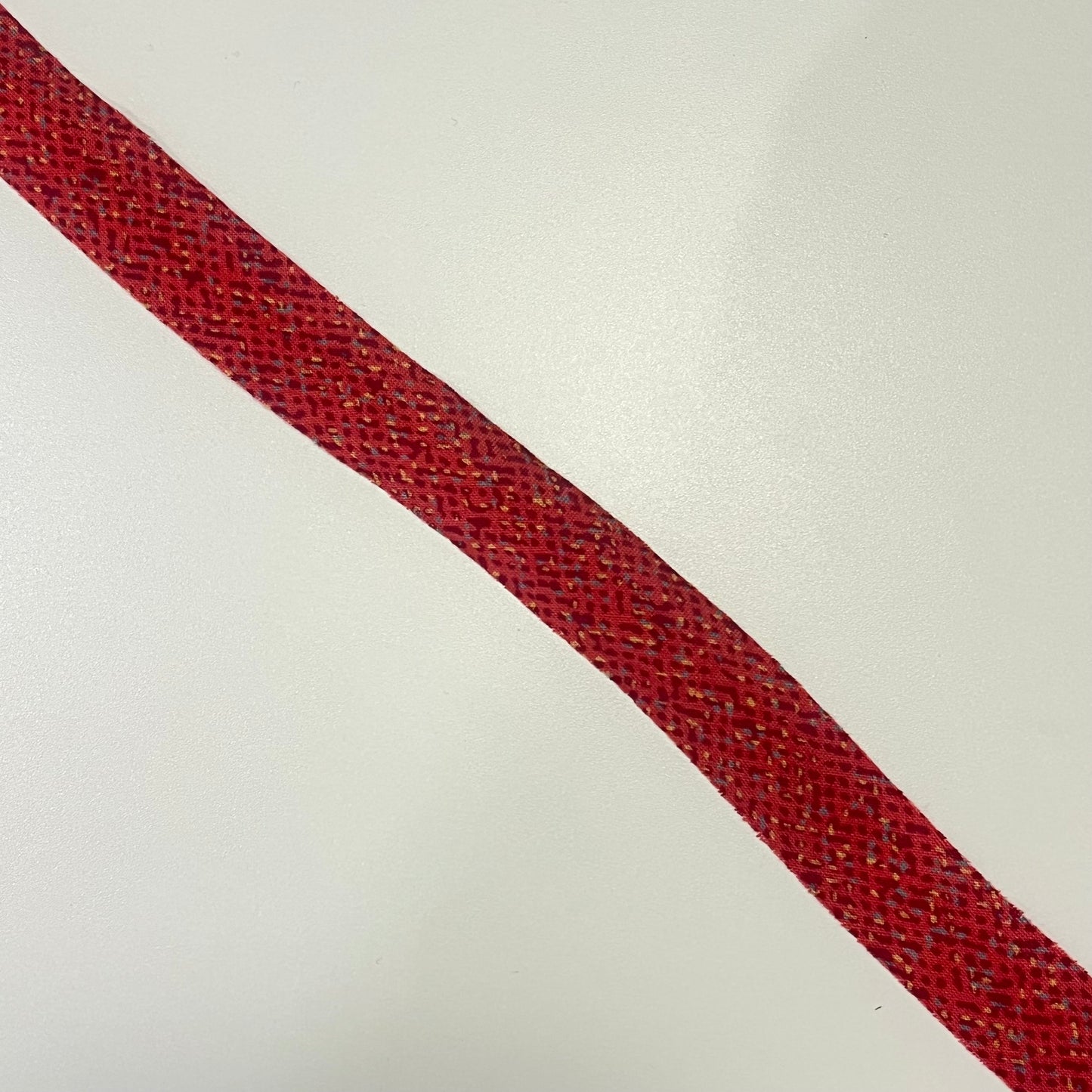 赤に細かい幾何学柄・交織(Y02508004）