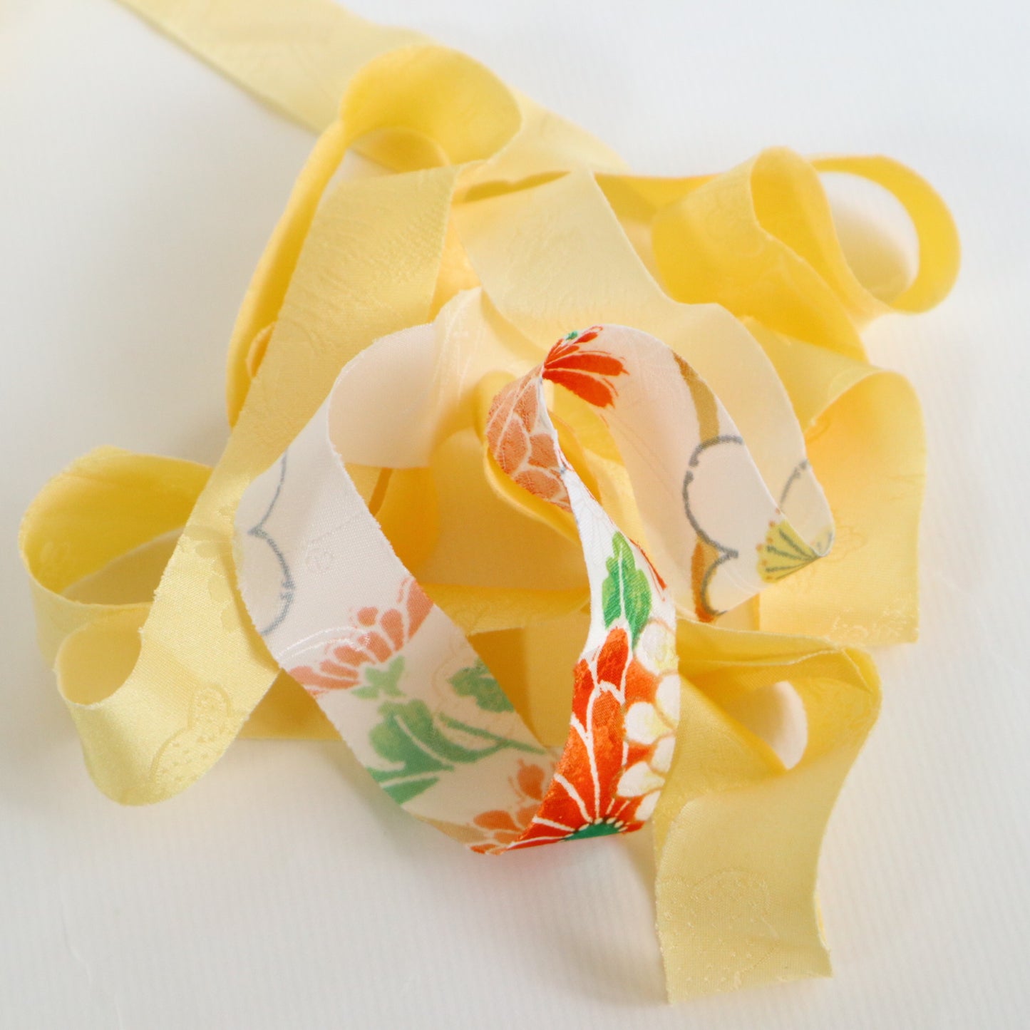 黄色にところどころ鮮やかな吉祥花柄・化繊　(Y02606006）