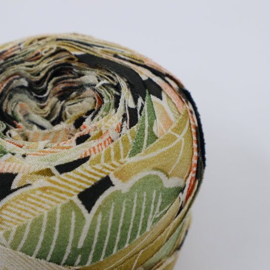 黒に緑・黄・オレンジの葉柄・縮緬(Y02309020）