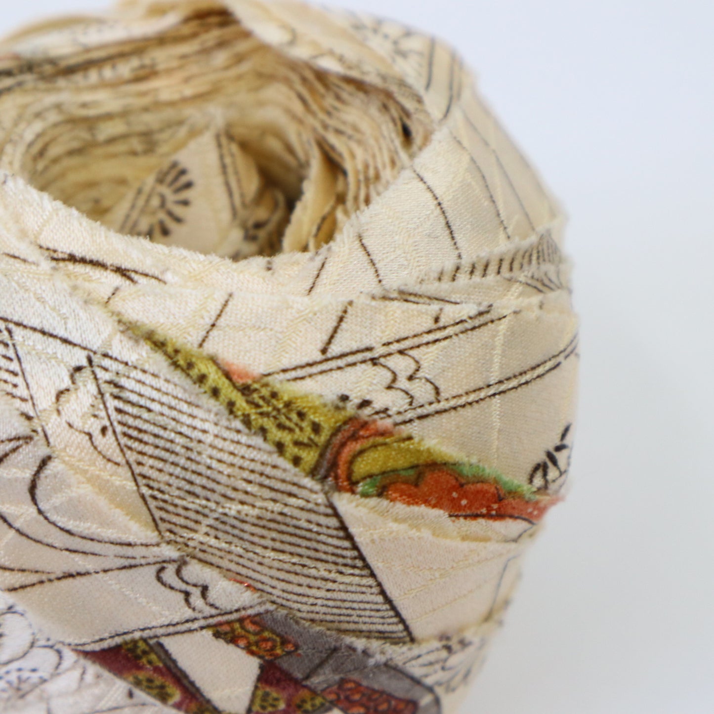 White Mansion with Floral Pattern (Y02206015)