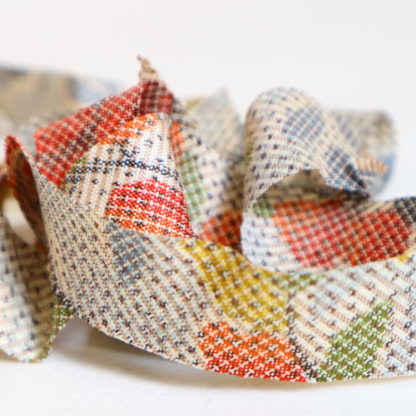 灰色に赤と青と黄色の花柄・紬（Y02509003）