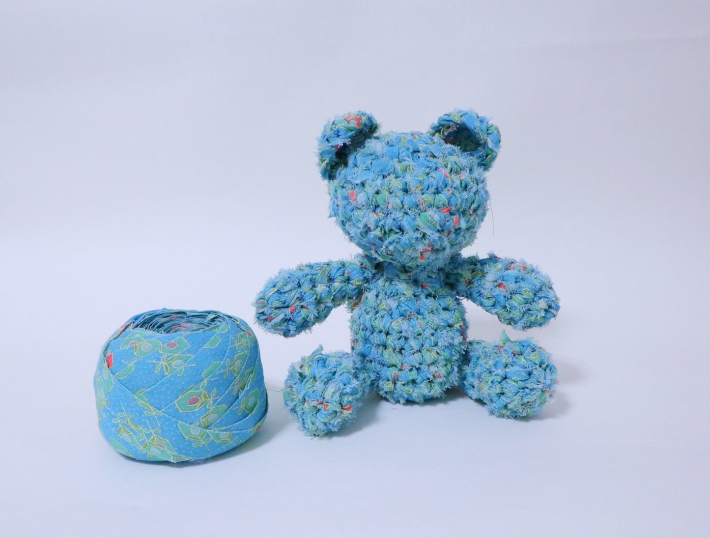 [Recommended yarn for bears] 30m ball / Light blue with pink and yellow-green floral pattern, wool