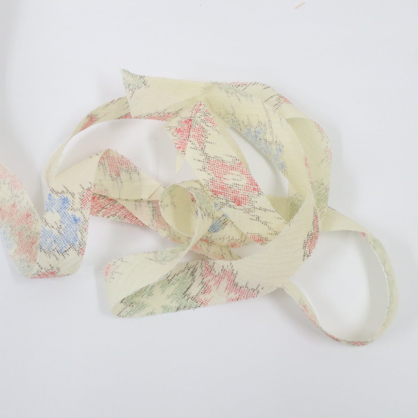 White tsumugi with autumn leaf pattern in pink, light blue, and yellow-green (Y02305009)