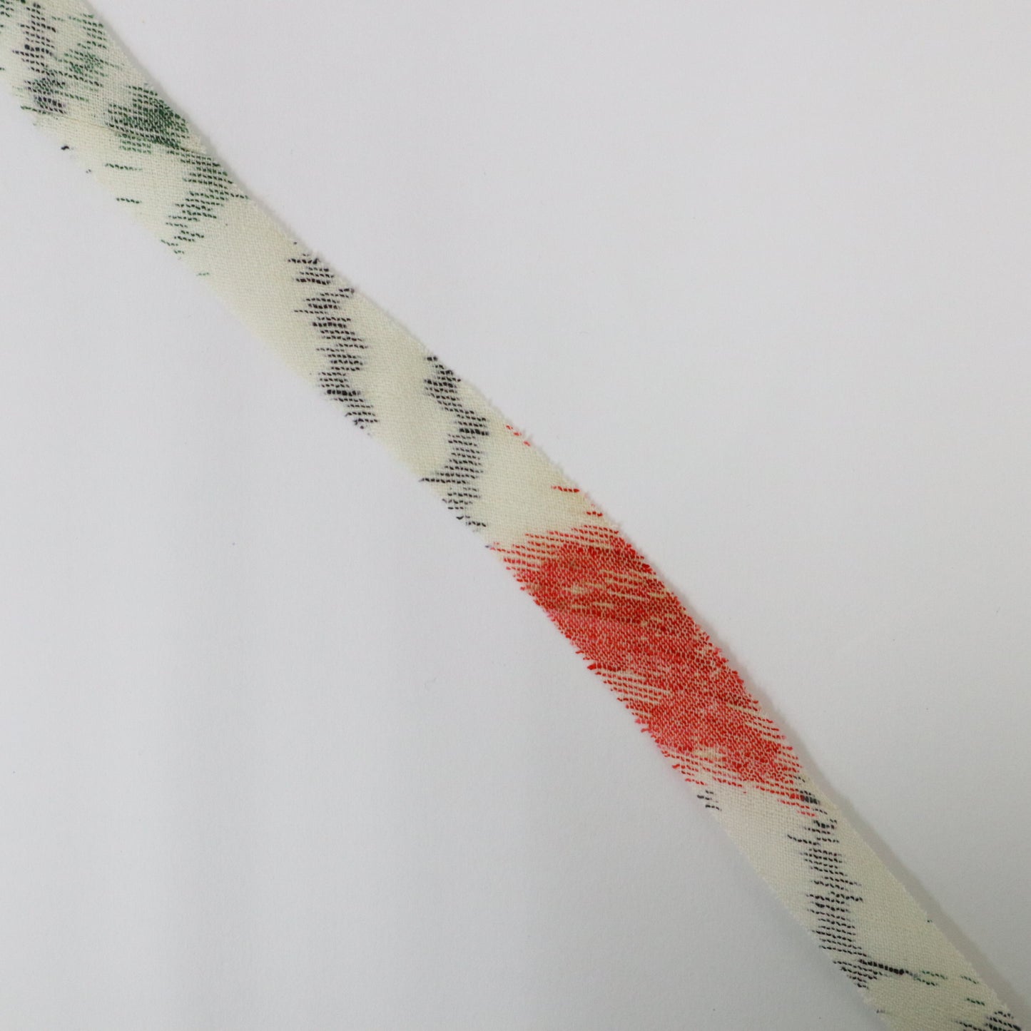 White wool red yellow green blue (Y02405014)