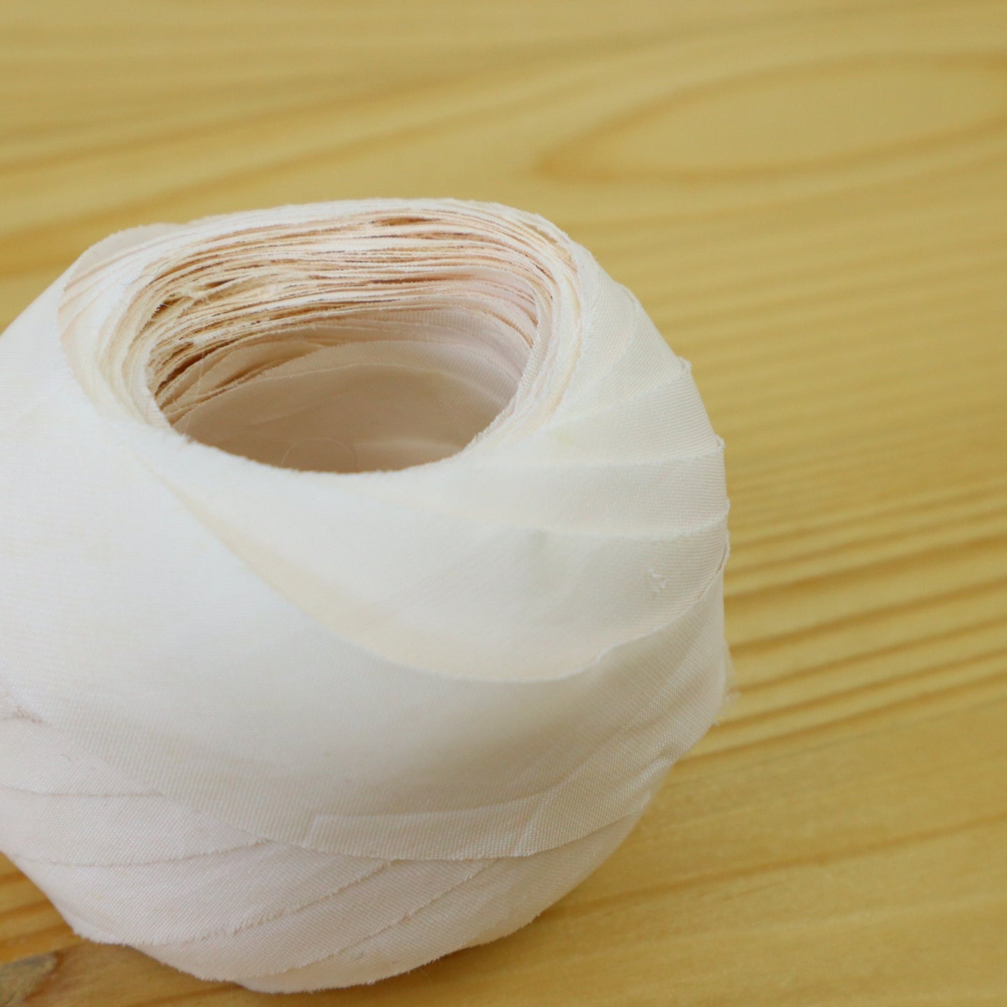 Plain white synthetic fabric (Y03000012)