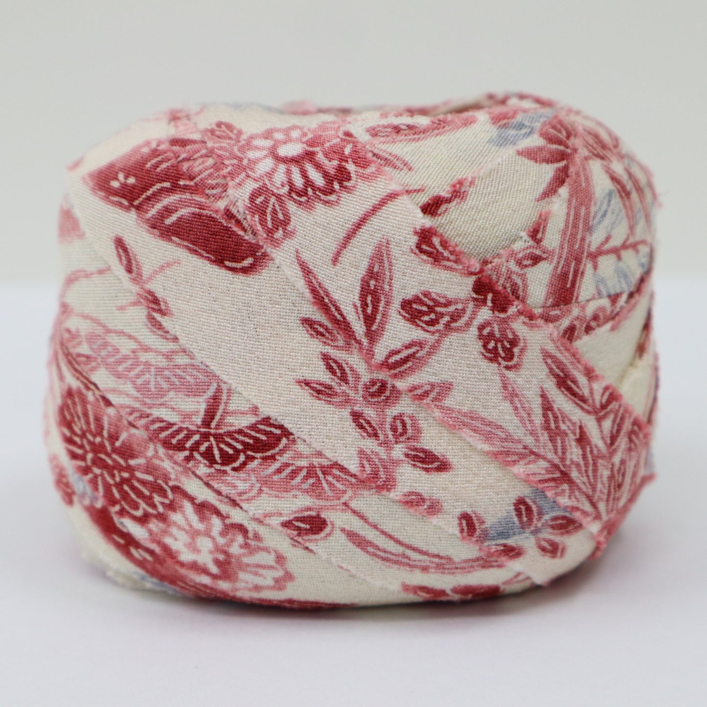 Pink floral pattern on white background (Y02009095)