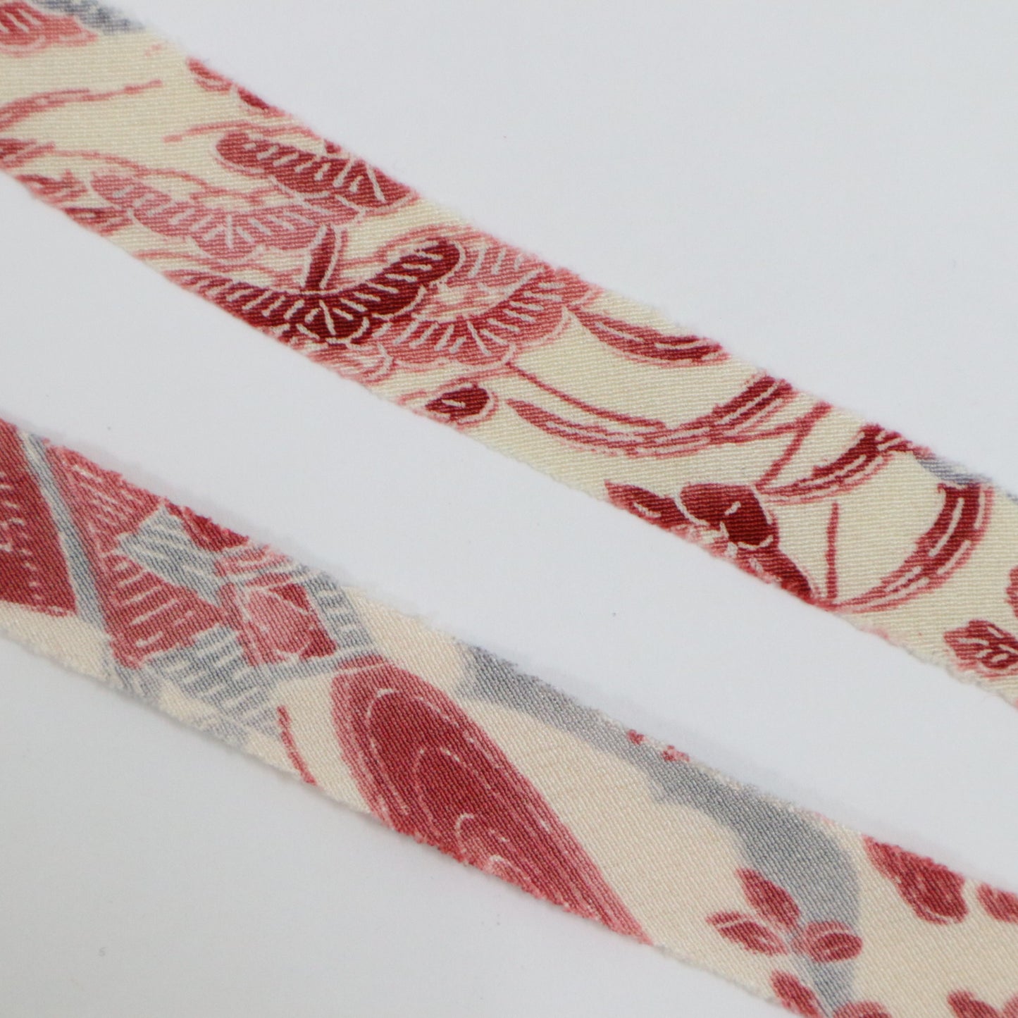 Pink floral pattern on white background (Y02009095)