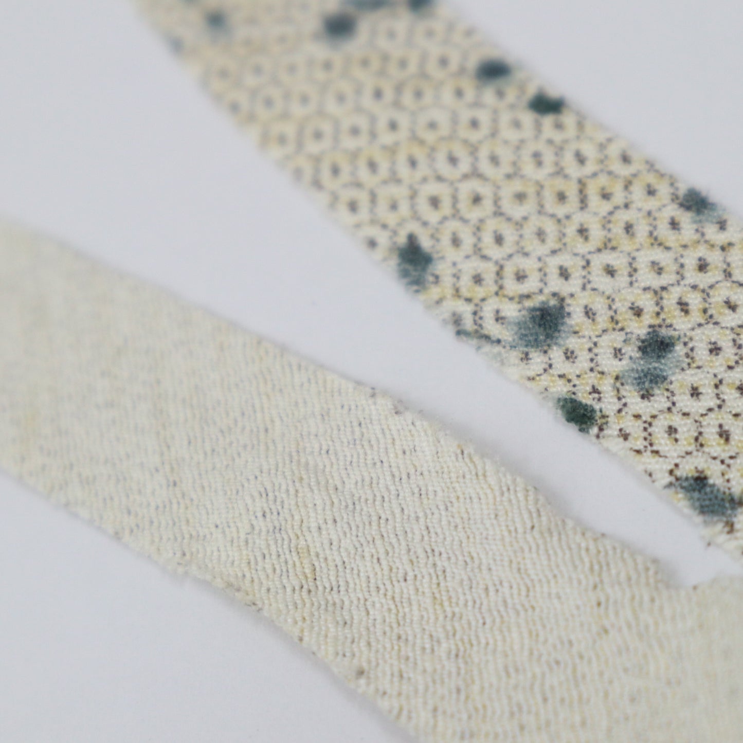 White Tortoiseshell Flower and Grass Pongee (Y02403029)