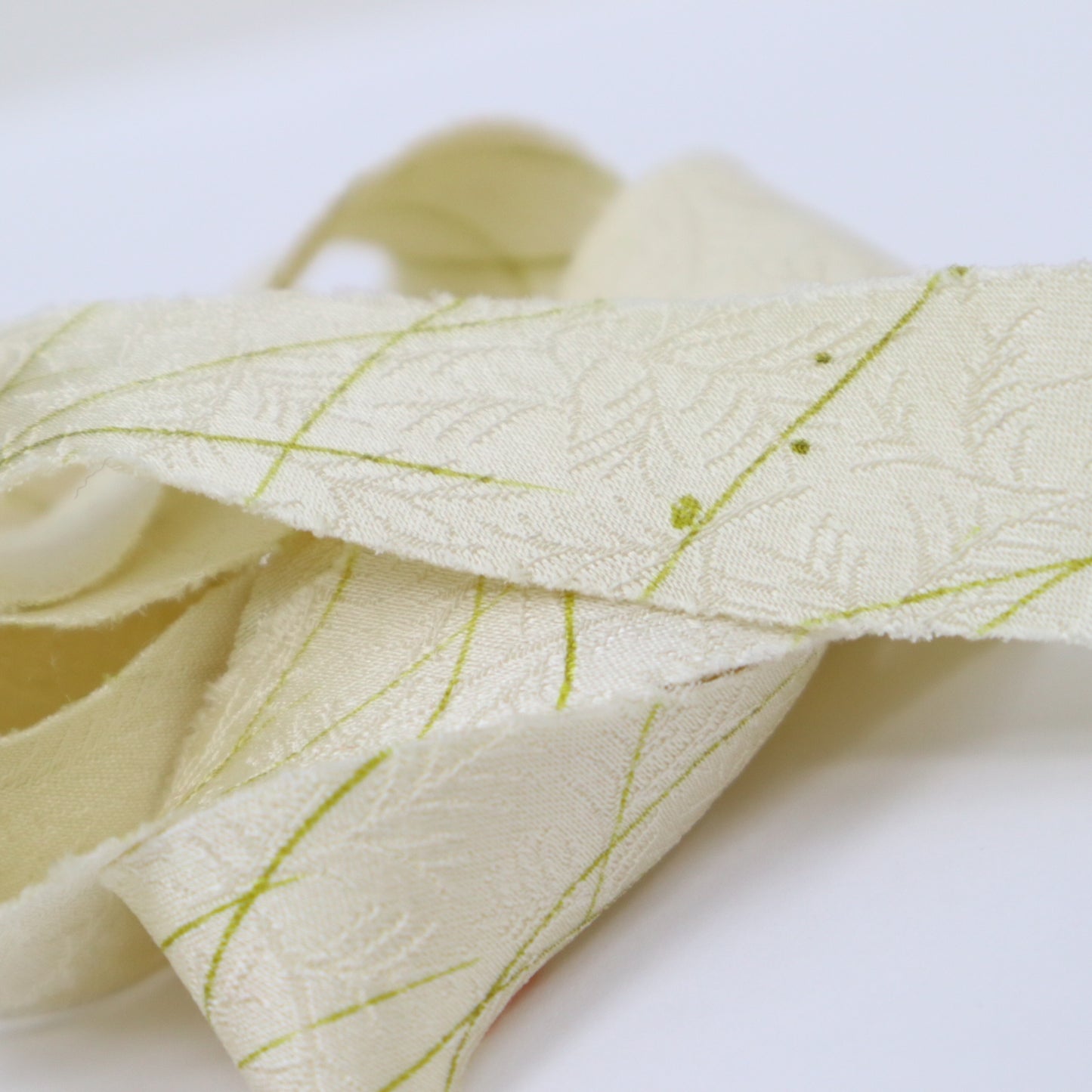 Natural silk with a red and yellow-green rainy season grass pattern (Y02410028)