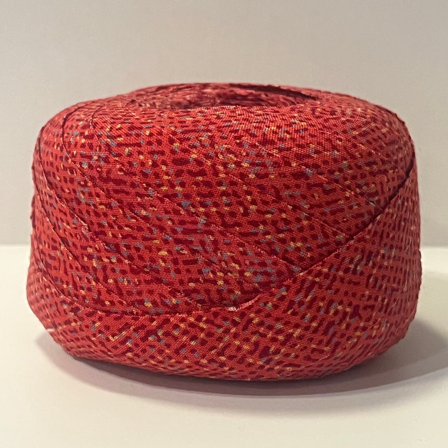 赤に細かい幾何学柄・交織(Y02508004）