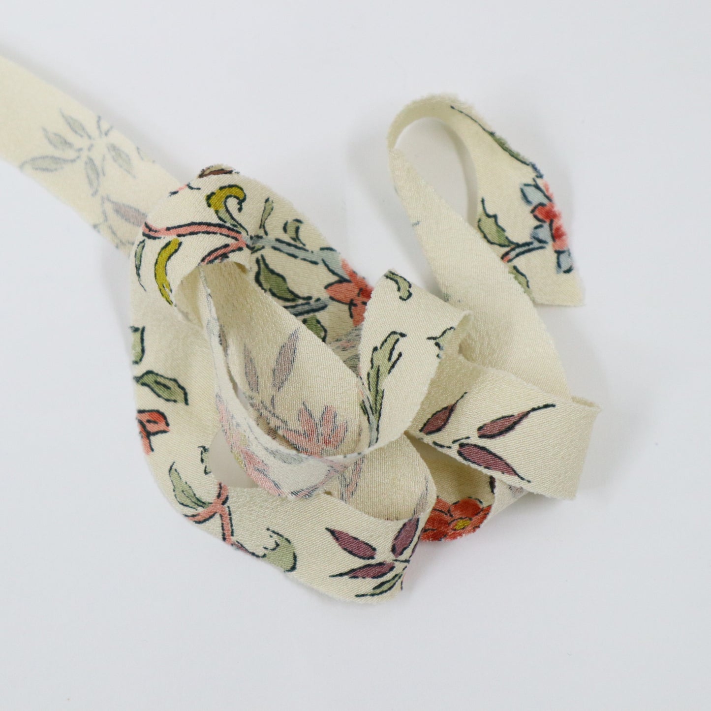 White crepe with floral pattern (Y02005044)