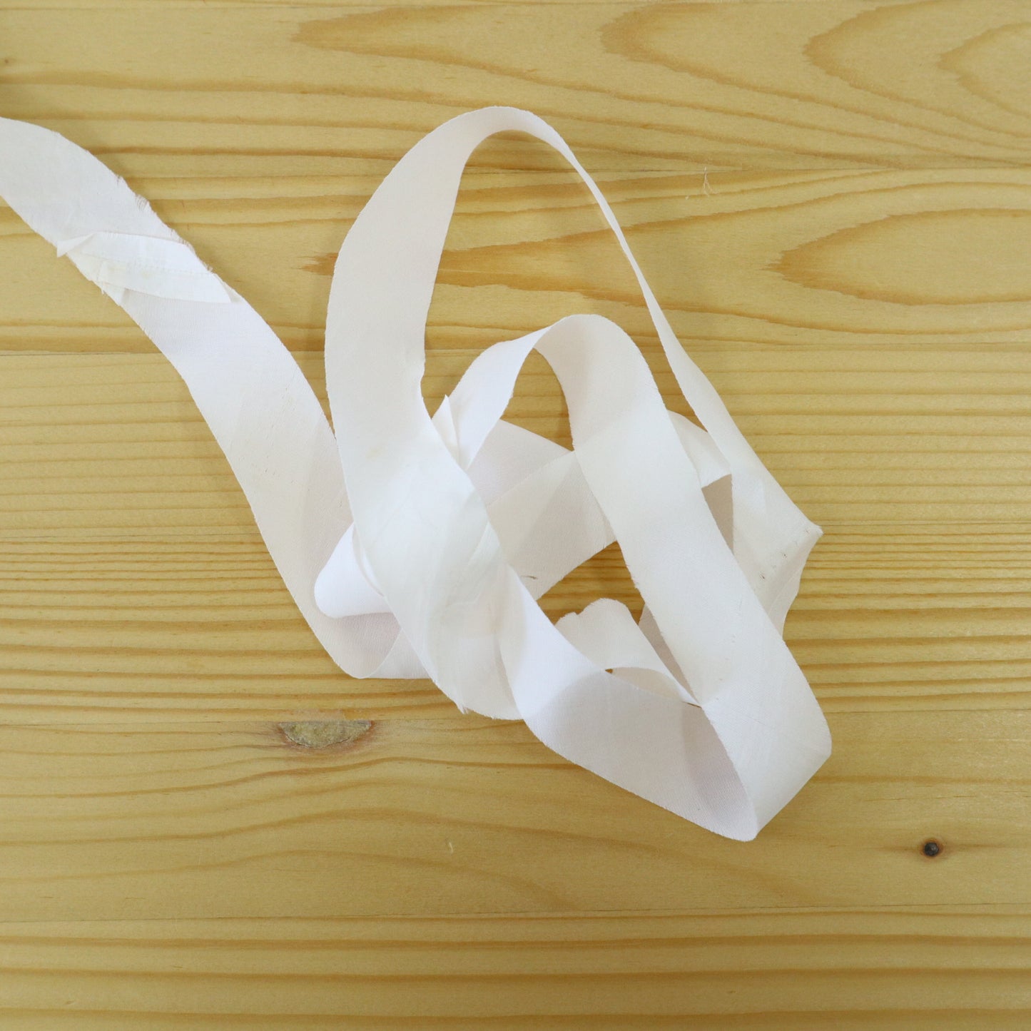 Plain white synthetic fabric (Y03000012)