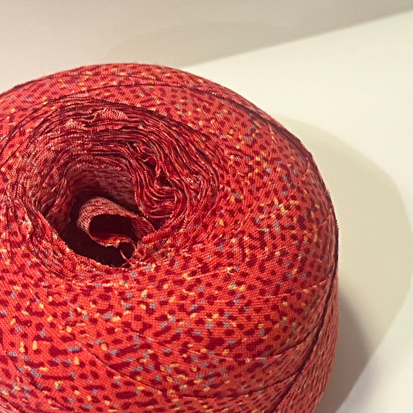 赤に細かい幾何学柄・交織(Y02508004）