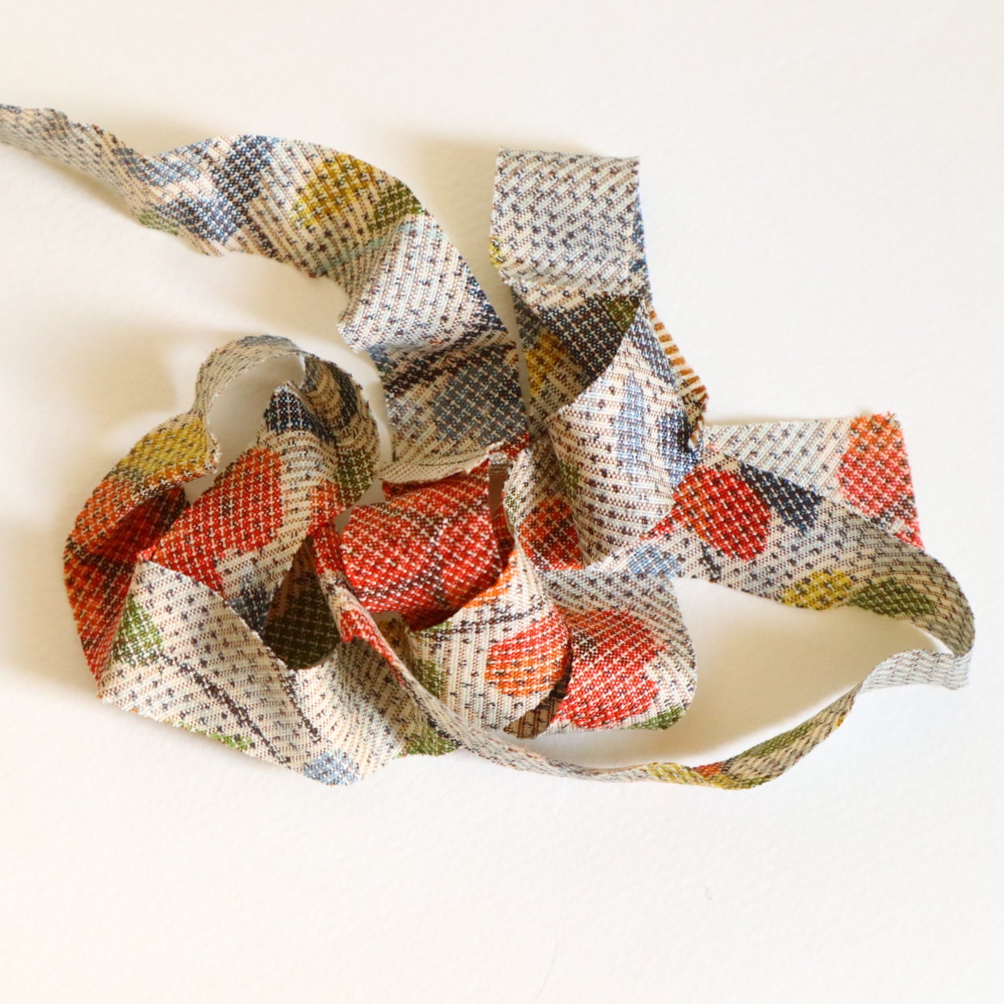 灰色に赤と青と黄色の花柄・紬（Y02509003）