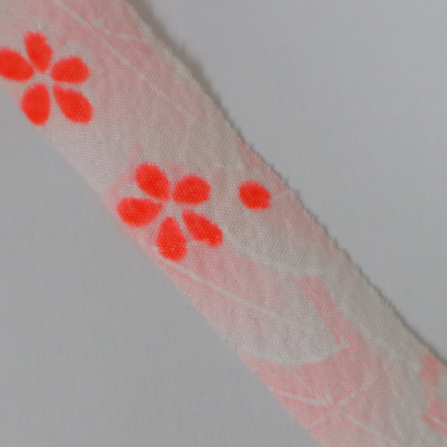 Fluorescent pink dappled flower (Y00000905)