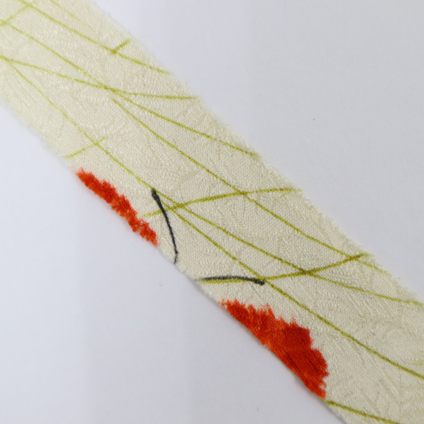 Natural silk with a red and yellow-green rainy season grass pattern (Y02410028)