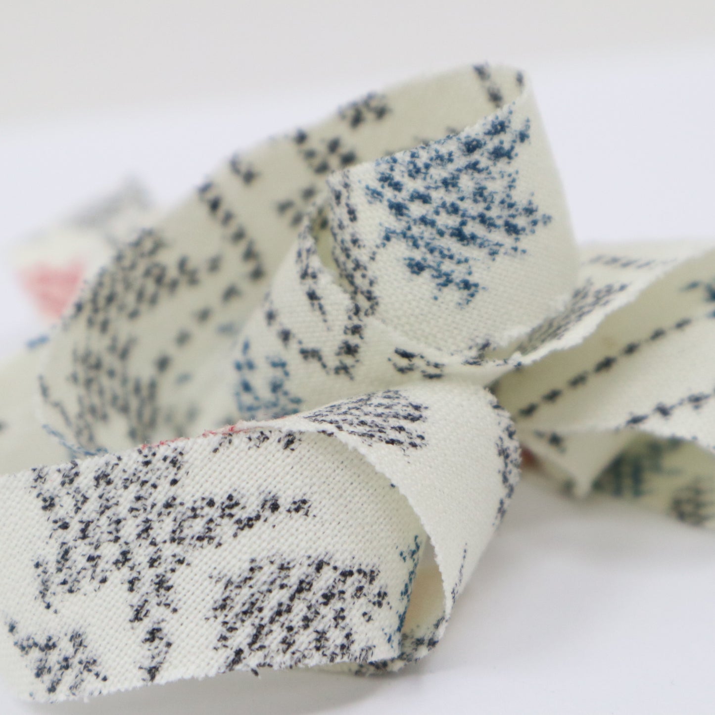 Black, blue, and red ikat pattern on white wool (Y02402011)