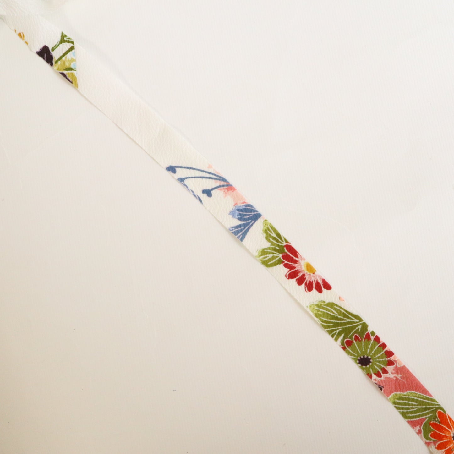 白地に花模様・化繊(Y02606005）