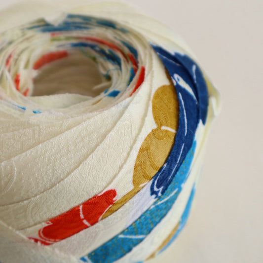 薄い卵色に赤・緑・青・黄の花柄・化繊(Y02601004）