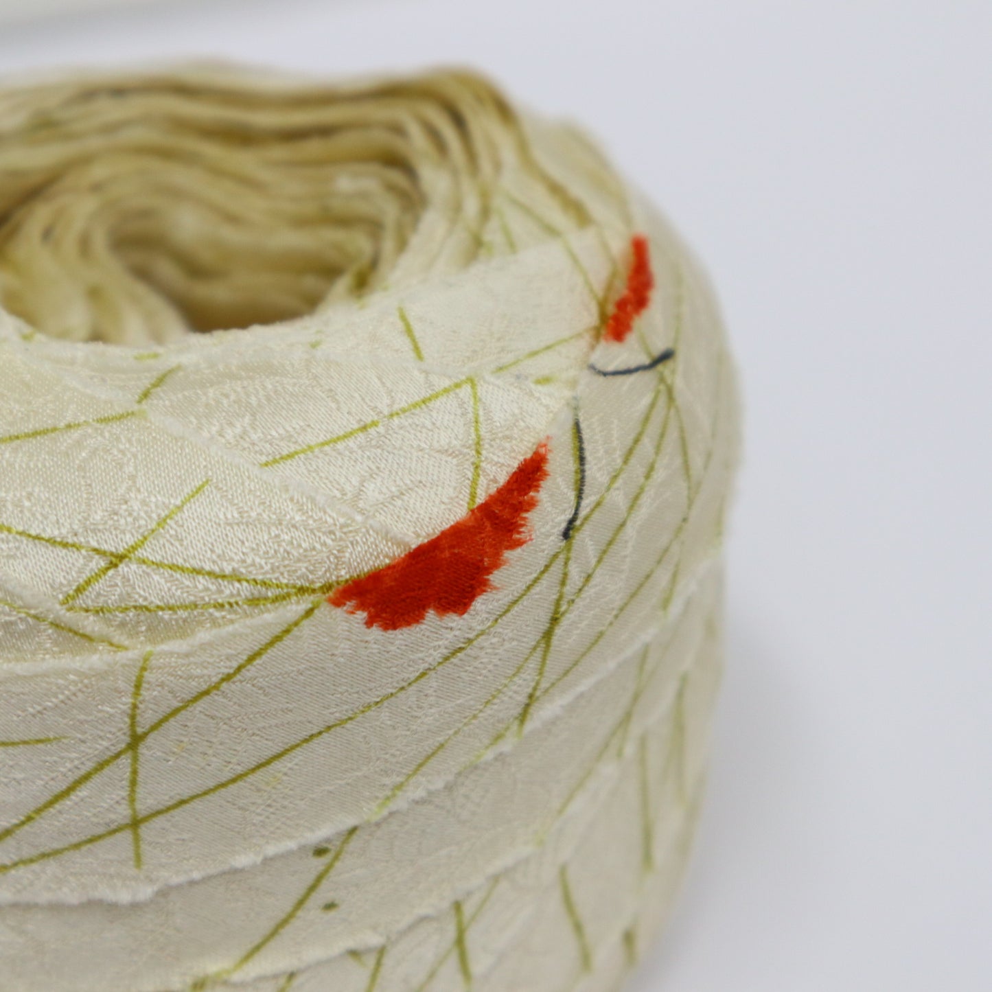 Natural silk with a red and yellow-green rainy season grass pattern (Y02410028)