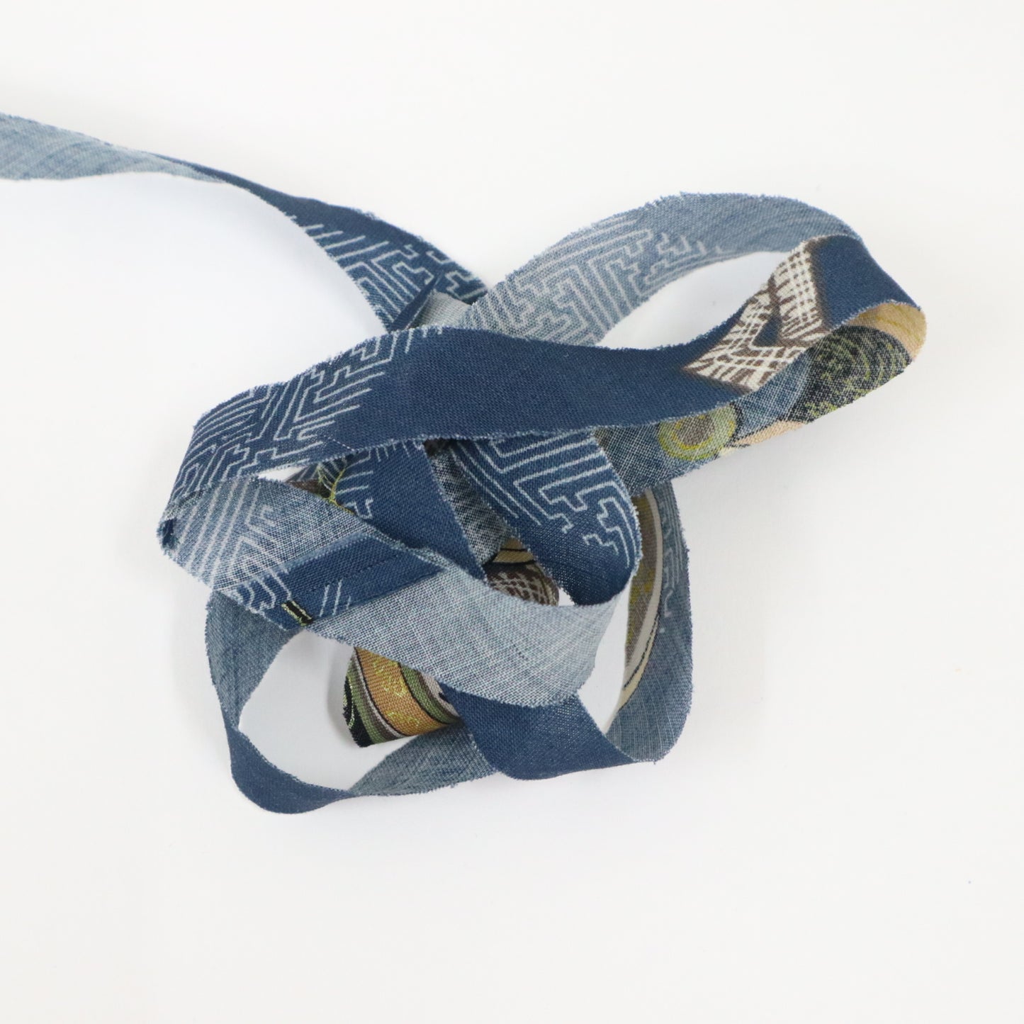 Indigo muslin with auspicious patterns such as Saaya (Y02408006)