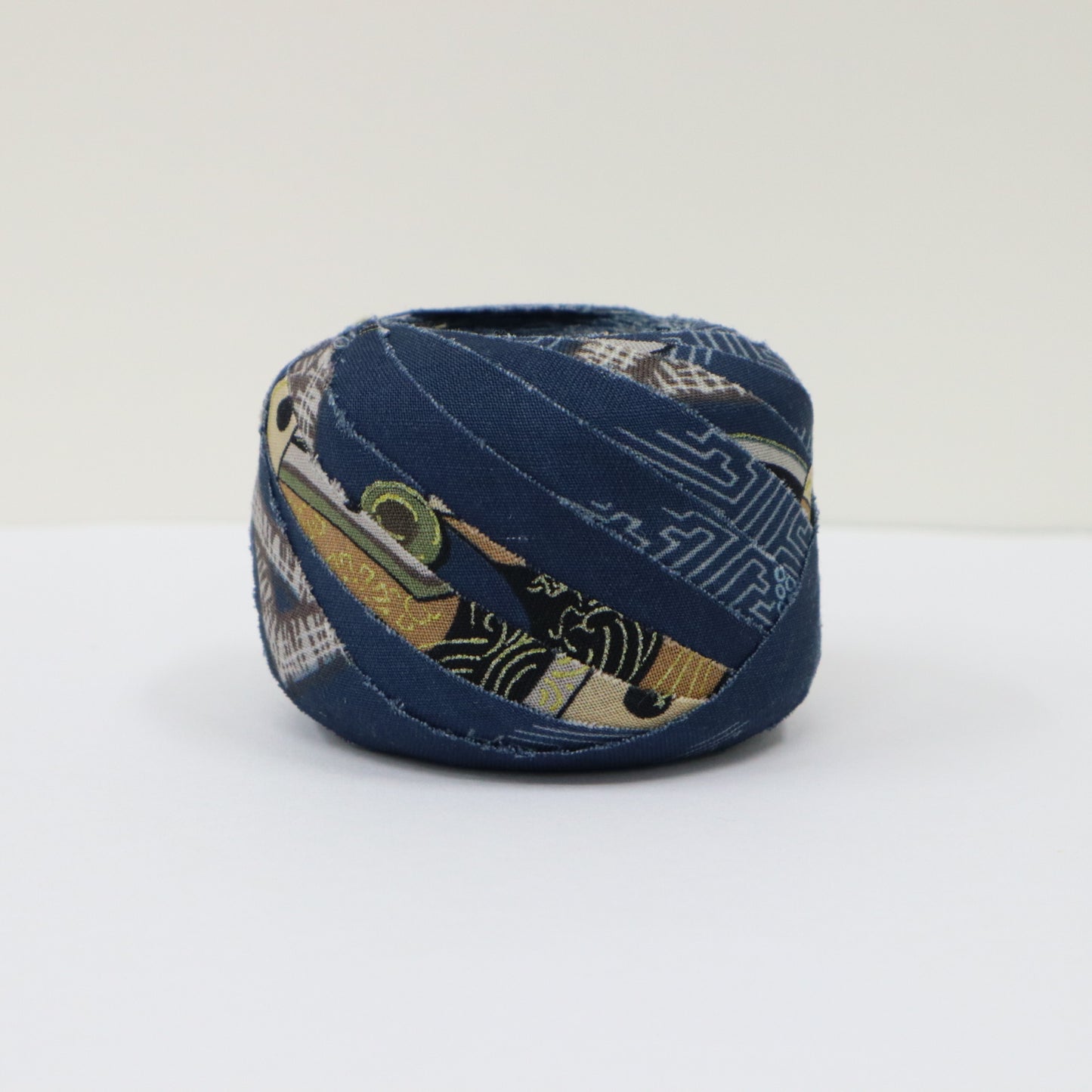 Indigo muslin with auspicious patterns such as Saaya (Y02408006)