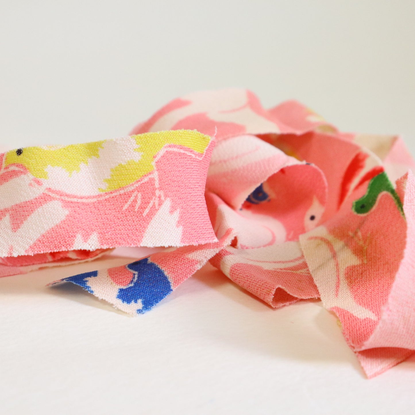Pink children's kimono with colorful bird pattern (Y02507002)