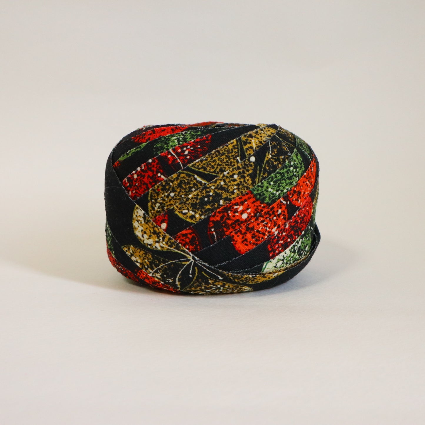 Muslin with red, yellow and green floral pattern on a black background (Y02507003)