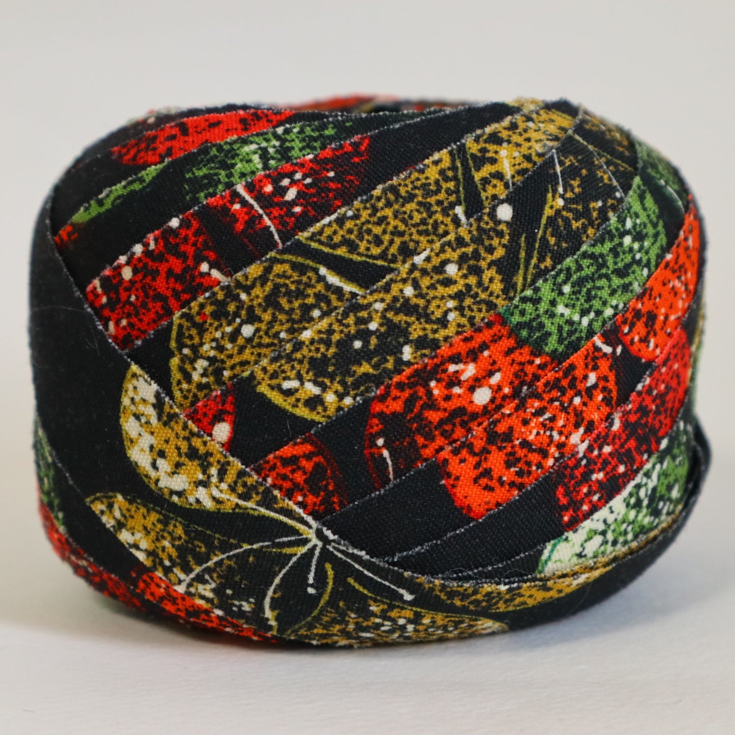 Muslin with red, yellow and green floral pattern on a black background (Y02507003)