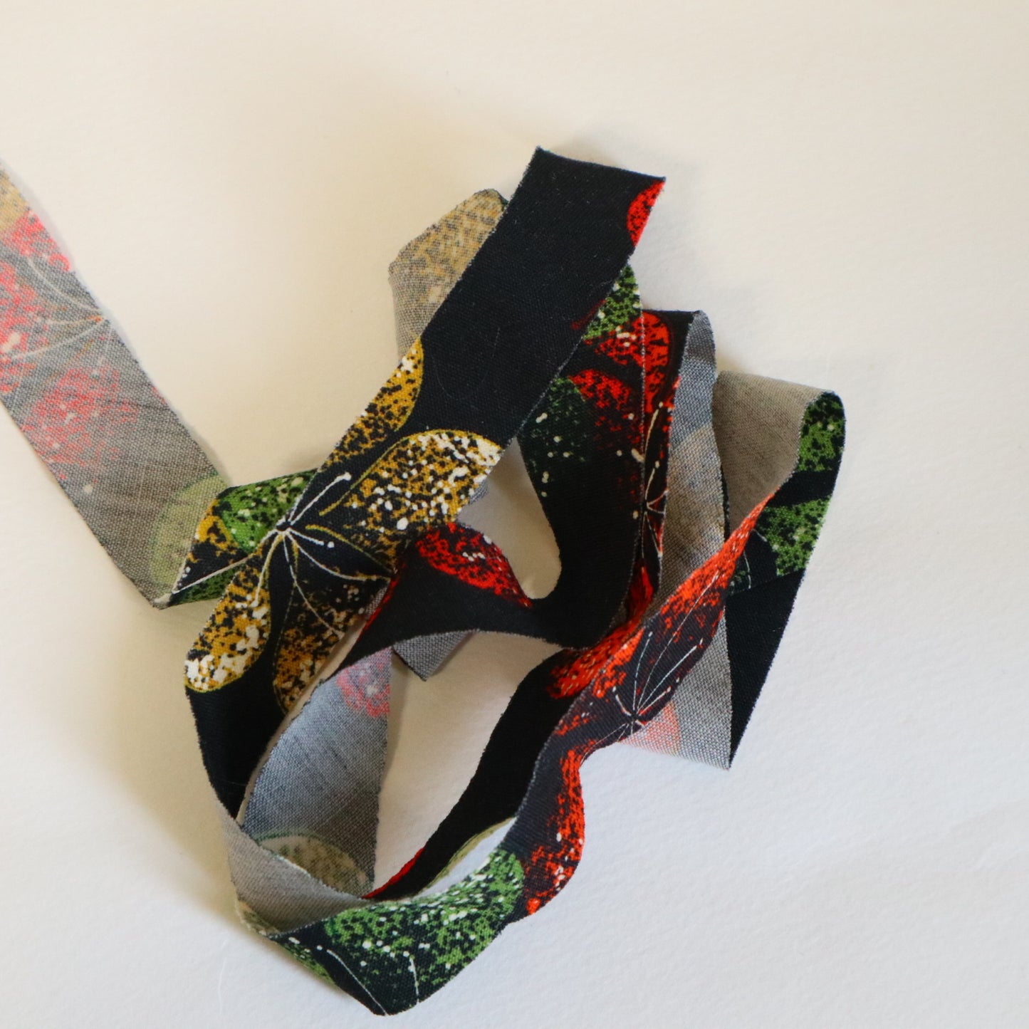 Muslin with red, yellow and green floral pattern on a black background (Y02507003)