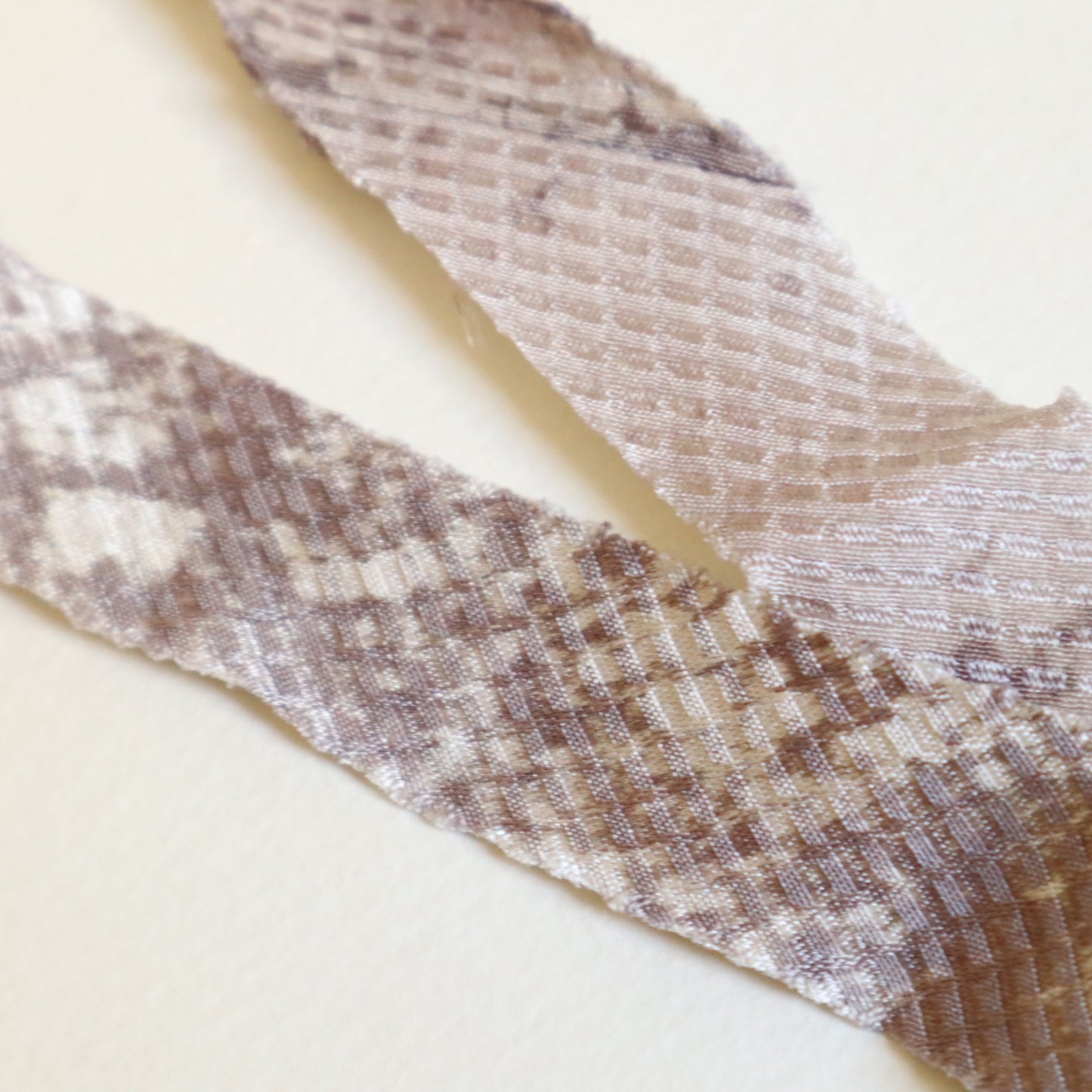 光沢のある灰色と灰藤色の斑柄・交織（Y02509001）