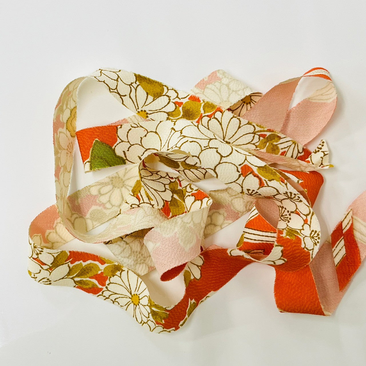 Flower patterns such as chrysanthemums and cherry blossoms and fine patterns in orange (Y02009059)