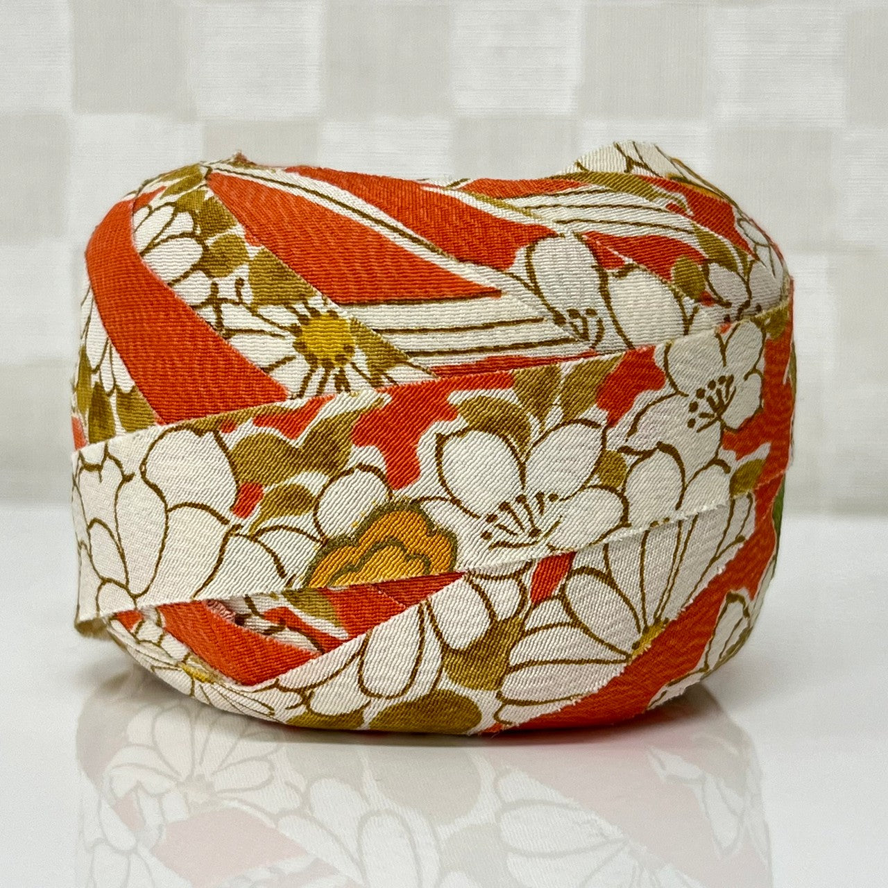 Flower patterns such as chrysanthemums and cherry blossoms and fine patterns in orange (Y02009059)